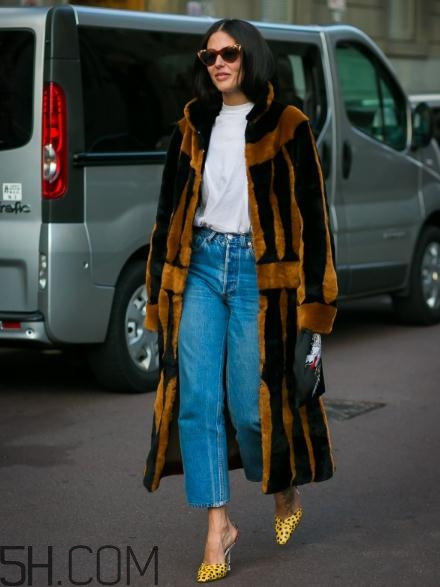 牛仔闊腿褲冬天怎么搭配？冬天牛仔闊腿褲搭配圖