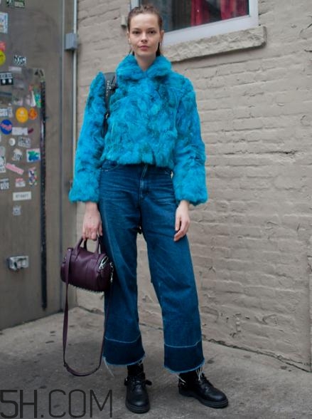 牛仔闊腿褲冬天怎么搭配？冬天牛仔闊腿褲搭配圖