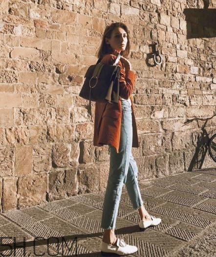 焦糖色上衣配什么褲子？焦糖色上衣搭配褲子圖片