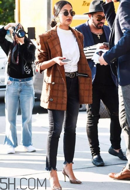 焦糖色上衣配什么褲子？焦糖色上衣搭配褲子圖片