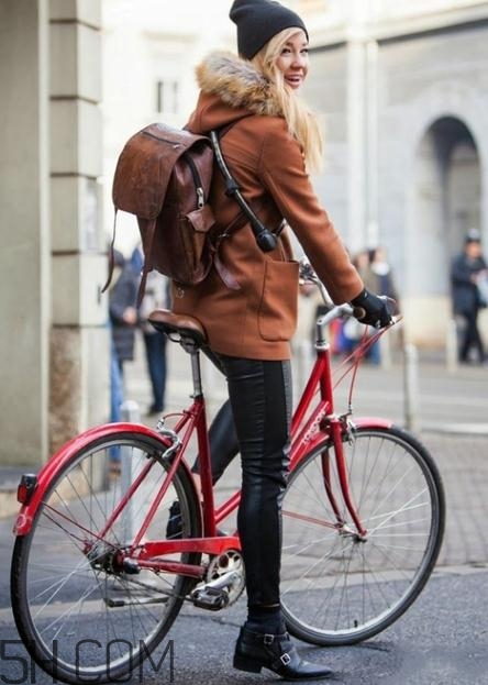 焦糖色上衣配什么褲子？焦糖色上衣搭配褲子圖片