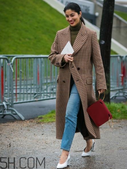 冬天牛仔褲配什么上衣？冬天穿牛仔褲怎么搭配？