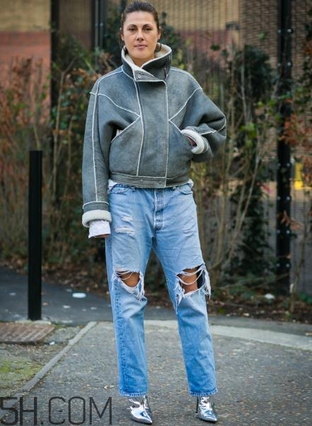 冬天牛仔褲配什么上衣？冬天穿牛仔褲怎么搭配？