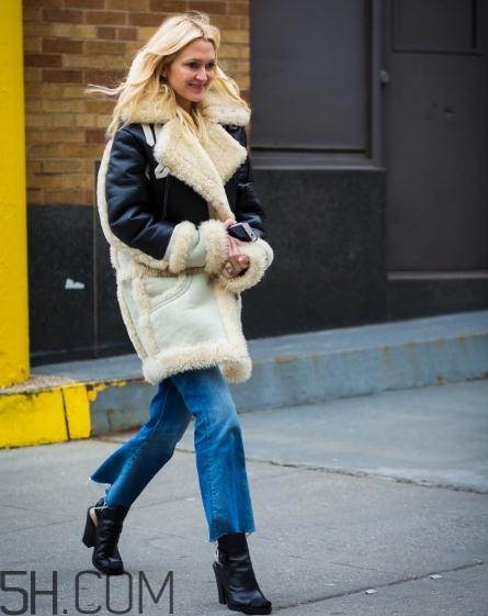 冬天牛仔褲配什么上衣？冬天穿牛仔褲怎么搭配？