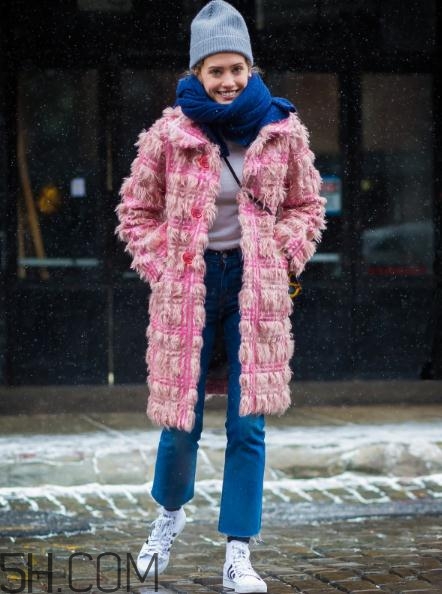 冬天牛仔褲配什么上衣？冬天穿牛仔褲怎么搭配？