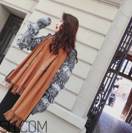 焦糖色圍巾配什么顏色衣服？焦糖色圍巾搭配圖片