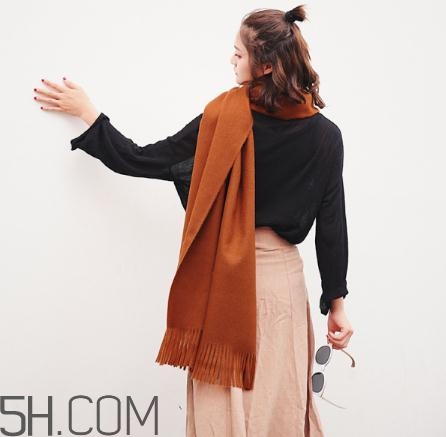 焦糖色圍巾配什么顏色衣服？焦糖色圍巾搭配圖片