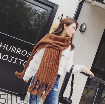 焦糖色圍巾配什么顏色衣服？焦糖色圍巾搭配圖片