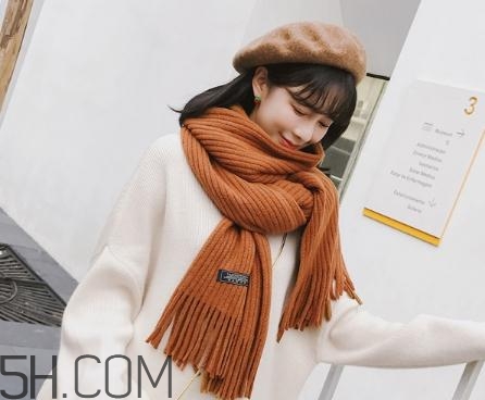 焦糖色圍巾配什么顏色衣服？焦糖色圍巾搭配圖片