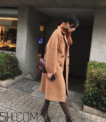 焦糖色圍巾配什么顏色衣服？焦糖色圍巾搭配圖片