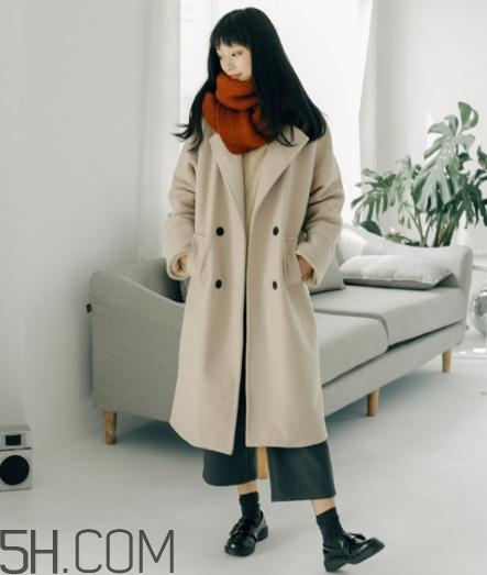 焦糖色圍巾配什么顏色衣服？焦糖色圍巾搭配圖片