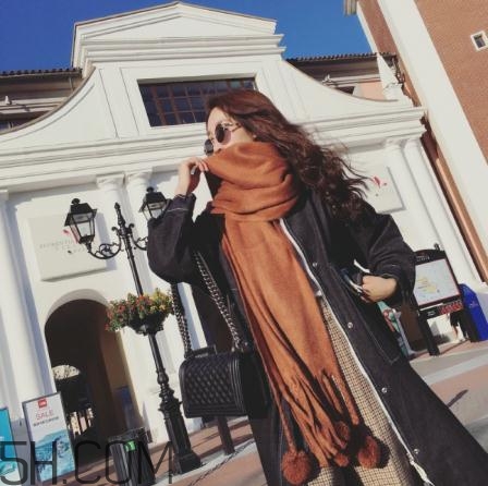 焦糖色圍巾配什么顏色衣服？焦糖色圍巾搭配圖片