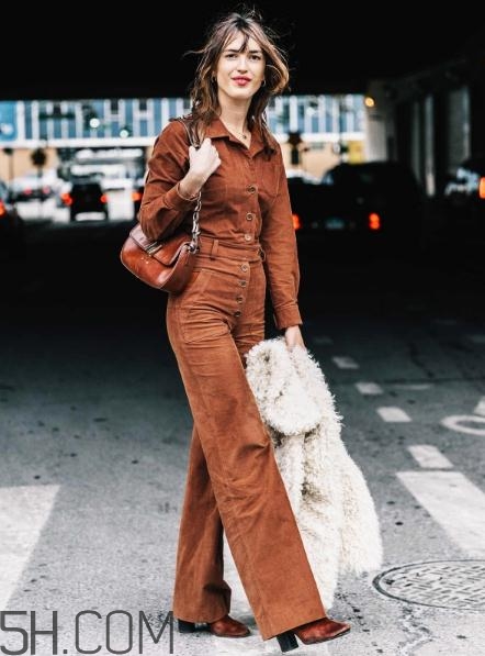 焦糖色鞋子配什么衣服？焦糖色鞋子搭配圖片