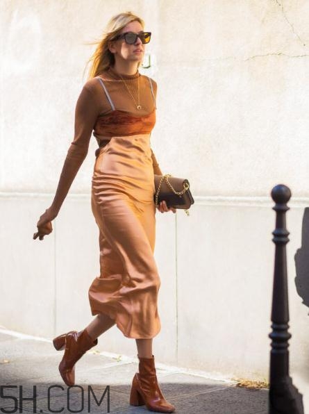 焦糖色鞋子配什么衣服？焦糖色鞋子搭配圖片