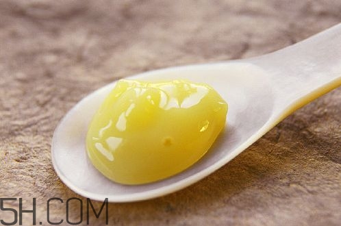 蜂王漿的營(yíng)養(yǎng)成分有哪些？怎么辨別真假蜂王漿？