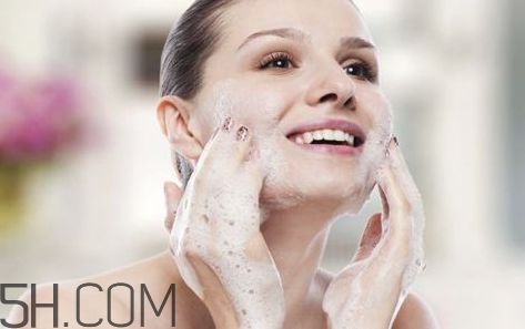 睡前洗臉的好處有哪些？早上不洗臉的好處有哪些？