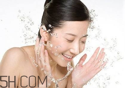 睡前洗臉的好處有哪些？早上不洗臉的好處有哪些？