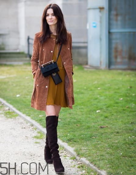 焦糖色大衣配什么鞋子？焦糖色大衣搭配鞋子圖片