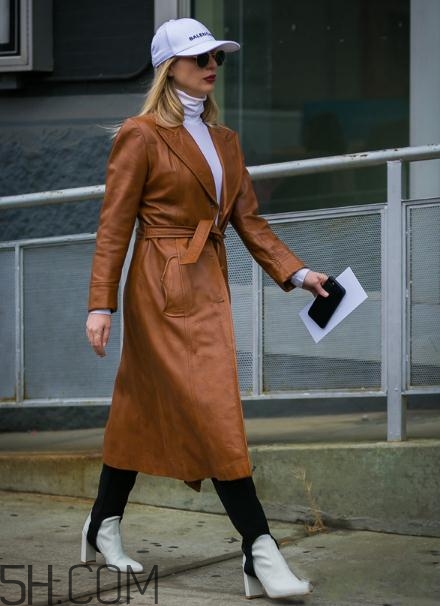 焦糖色大衣配什么鞋子？焦糖色大衣搭配鞋子圖片