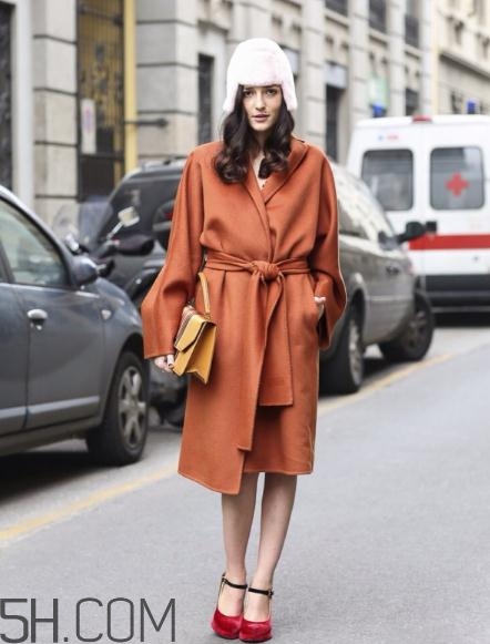 焦糖色大衣配什么鞋子？焦糖色大衣搭配鞋子圖片