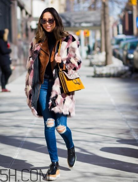 冬天破洞牛仔褲怎么搭配？破洞牛仔褲冬天怎么穿？