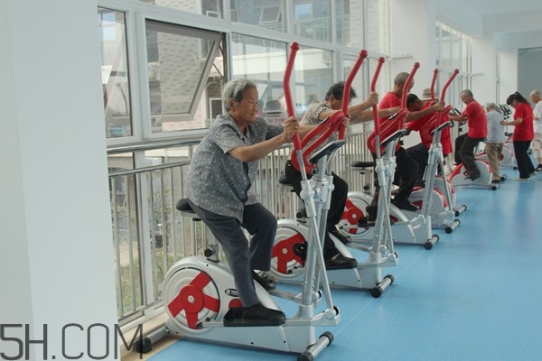 跑步機(jī)適合老年人嗎？老年人跑步有什么好處呢？