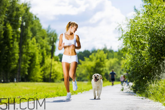 慢跑和快走哪個減肥效果更好？長期慢跑的好處有哪些？