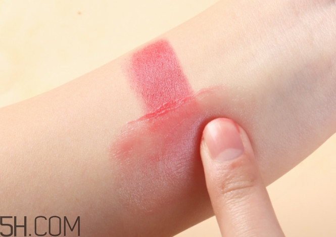 凡士林有什么作用 凡士林有什么功效 凡士林有什么作用 凡士林有什么功效