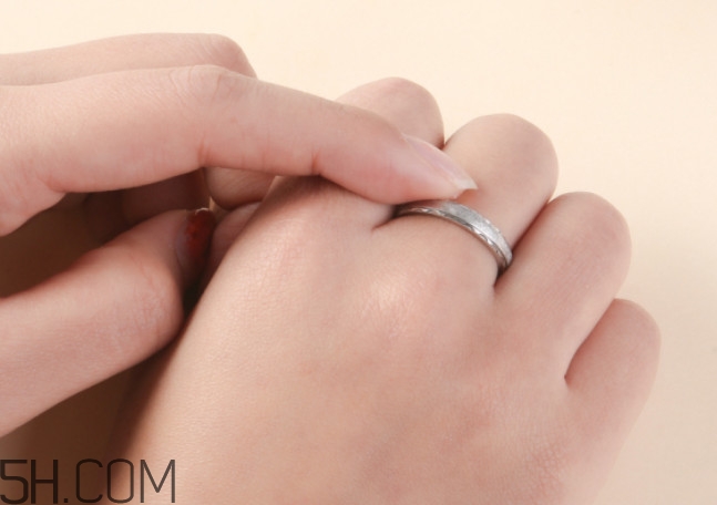 凡士林有什么作用 凡士林有什么功效 凡士林有什么作用 凡士林有什么功效