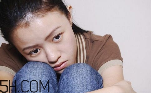 焦慮癥的表現(xiàn)是怎樣的？焦慮癥對(duì)身體有什么危害？