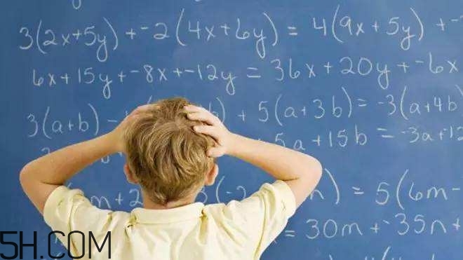 焦慮癥的表現(xiàn)是怎樣的？焦慮癥對(duì)身體有什么危害？