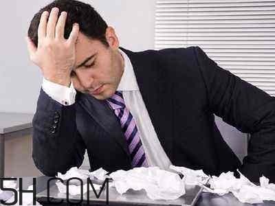 焦慮癥的表現(xiàn)是怎樣的？焦慮癥對(duì)身體有什么危害？