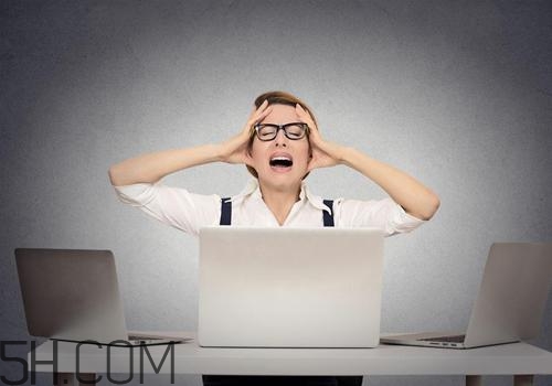 焦慮癥患者為什么一到晚上就焦慮得厲害？焦慮癥嚴(yán)重了會(huì)怎么樣？