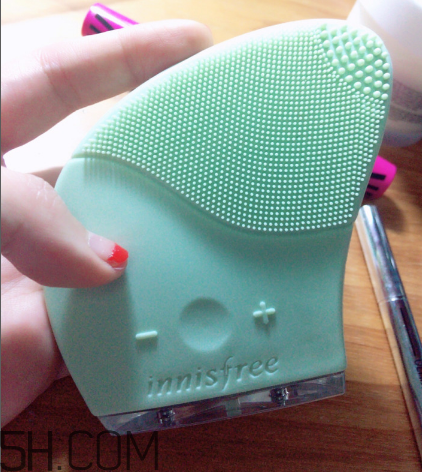 悅詩風吟潔面儀和露娜哪個好用_差別大嗎？