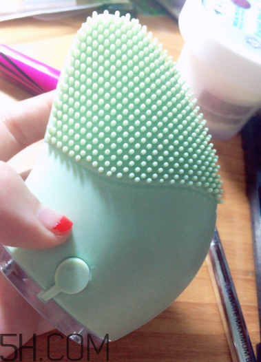 悅詩風吟潔面儀和露娜哪個好用_差別大嗎？