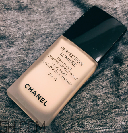 香奈兒全新米色時(shí)尚亮肌粉底液試用心得 香奈兒粉底液測評