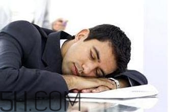 判斷身體健康的標(biāo)準(zhǔn)有哪些？哪些身體癥狀暗示身體疾?。?></p><p>最少喝兩瓶水</p><p>每天喝足量的水是身體各項(xiàng)功能正常運(yùn)行的保證，每天最少要保證喝兩瓶礦泉水(即1200毫升)才能基本滿足人體的生理需求，如果遇上干燥的天氣，運(yùn)動(dòng)量大的活動(dòng)，喝水量還要增加。</p><p>運(yùn)動(dòng)30分鐘</p><p>外國(guó)專家建議，每天運(yùn)動(dòng)30分鐘，可以使心臟病患病風(fēng)險(xiǎn)減少一半，還有助于癌癥。如果白領(lǐng)實(shí)在沒時(shí)間，不妨試著把運(yùn)動(dòng)拆分開來，每天上午和下午分別抽出10分鐘快走、慢跑或爬樓梯，晚上再做一些瑜伽或是健身操等運(yùn)動(dòng)即可。</p><p>與家人朋友聊天10分鐘</p><p>工作和生活的壓力常常讓現(xiàn)代人透不過氣，而每天與家人或朋友溝通則可以有效宣泄和排解壓力，避免人們焦慮、抑郁，從而影響健康。</p><p>放空</p><p>歌詞都有說“感覺累了就放空自己”，如果實(shí)在太累，不妨停下來安靜地閉上眼睛，深呼吸，在每次吐氣時(shí)數(shù)吐氣的次數(shù)，從1數(shù)到10，再?gòu)?數(shù)到10，其余什么都不去想。</p><h3>什么運(yùn)動(dòng)能保持身體健康</h3><p>能讓人身體健康的運(yùn)動(dòng)一般是有氧運(yùn)動(dòng)，因?yàn)檫@樣能鍛煉人的心肺功能有氧運(yùn)動(dòng)的目的在于增強(qiáng)心肺耐力。在運(yùn)動(dòng)時(shí)，由于肌肉收縮而需要大量養(yǎng)分和氧氣，心臟的收縮次數(shù)便增加，而且每次壓送出的血液量也較平常為多，同時(shí)，氧氣的需求量亦增加，呼吸次數(shù)比正常為多，肺部的收張程度也較大。所以當(dāng)運(yùn)動(dòng)持續(xù)，肌肉長(zhǎng)時(shí)間收縮，心肺就必須努力地供應(yīng)氧氣分給肌肉，以及運(yùn)走肌肉中的廢物。而這持續(xù)性的需求，可提高心肺的耐力。當(dāng)心肺耐力增加了，身體就可從事更長(zhǎng)時(shí)間或更高強(qiáng)度的運(yùn)動(dòng)，而且較不易疲勞。</p>		</div>
<div align=