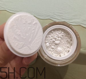 歐詩(shī)漫珍珠粉如何判真假？歐詩(shī)漫珍珠粉為什么有結(jié)塊？