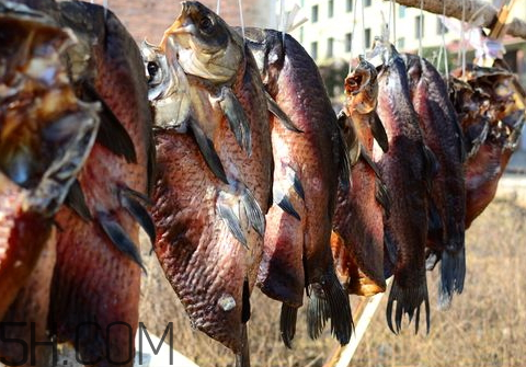 腌臘魚十斤放多少鹽 腌制臘魚的用鹽比例 腌臘魚十斤放多少鹽 腌制臘魚的用鹽比例