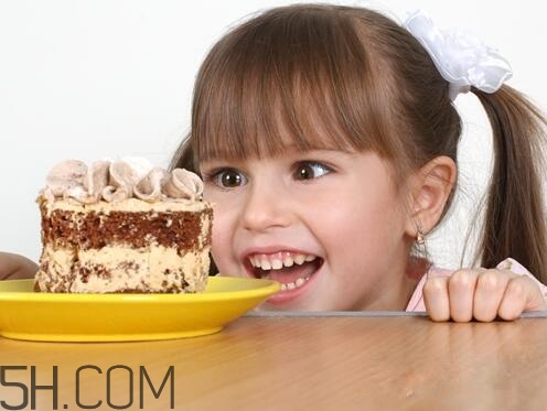 兒童吃糖太多有何影響？?jī)和绾握_吃糖？