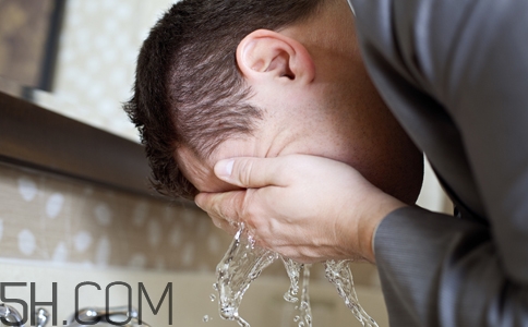 男士如何祛痘？男士祛痘方法有哪些？