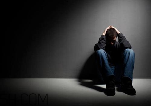 焦慮癥患者為什么一到晚上就焦慮得厲害？焦慮癥嚴(yán)重了會(huì)怎么樣？