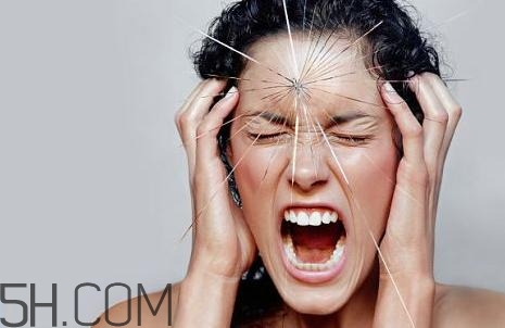 焦慮癥會(huì)引發(fā)哪些并發(fā)癥？焦慮癥會(huì)引發(fā)哪些身體疾?。?></center><p>傾訴方法</p><p>輕松是解決心理焦慮的一種很好方法，通過傾訴可以把我們內(nèi)心的想法都表達(dá)出來。讓被傾訴者成為你的支持者，幫你度過難關(guān)，遠(yuǎn)離焦慮。</p><p>保持樂觀</p><p>對(duì)自己充滿自信，會(huì)讓我們面對(duì)各種困難都能夠克服，從而化解心理焦慮。當(dāng)你缺乏自信的時(shí)候，不妨進(jìn)行自我暗示。</p><p>轉(zhuǎn)移注意力</p><p>如果覺得最近心煩，可以通過轉(zhuǎn)移注意力來使身心松弛，讓你暫時(shí)緩解心理壓力。轉(zhuǎn)移注意力可以聽聽音樂、戶外走動(dòng)等。</p><center><img src=