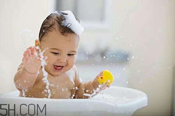 冬天皮膚干燥用什么沐浴乳？冬天使用沐浴乳的注意事項(xiàng)有哪些？