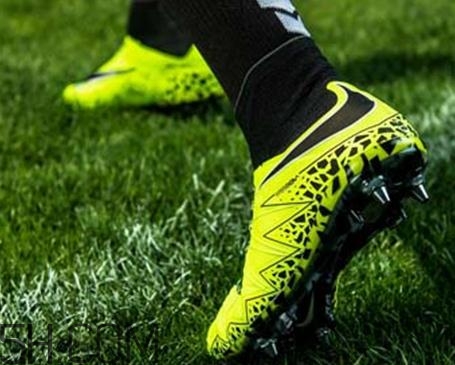 足球鞋長釘好還是碎釘好？足球鞋長釘碎釘區(qū)別