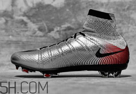 足球鞋要買大一碼嗎？足球鞋會不會越穿越大？