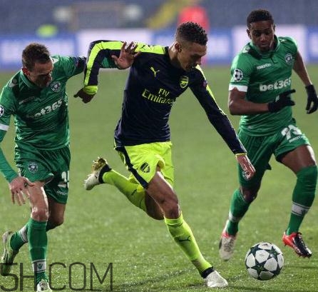 足球鞋要買大一碼嗎？足球鞋會(huì)不會(huì)越穿越大？