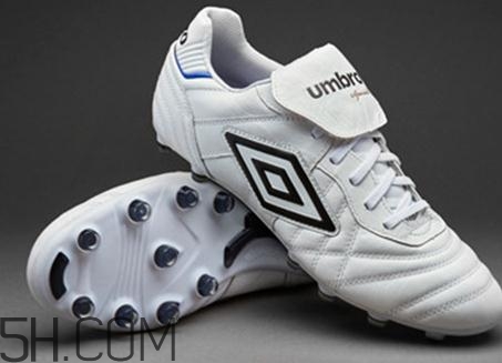 足球鞋要買大一碼嗎？足球鞋會(huì)不會(huì)越穿越大？