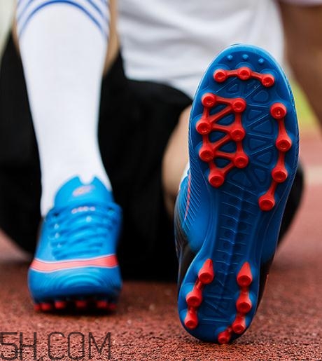 足球鞋怎么清洗？足球鞋可以用水洗嗎？