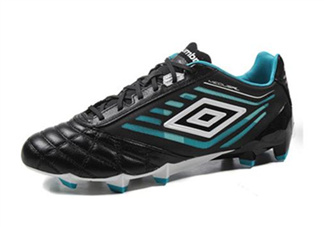 足球鞋要買(mǎi)大一碼嗎？足球鞋會(huì)不會(huì)越穿越大？